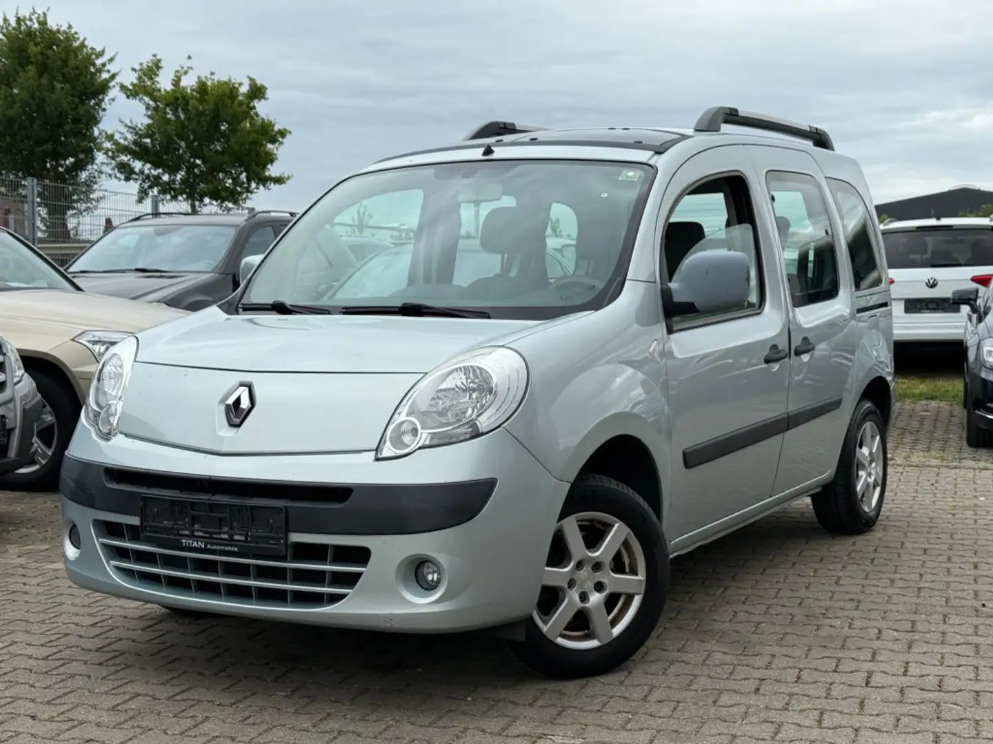 Renault Kangoo Happy Family TÜV neu 8- fach bereift ZV Silber - 1