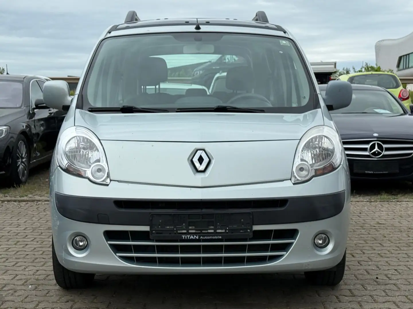 Renault Kangoo Happy Family TÜV neu 8- fach bereift ZV Silber - 2