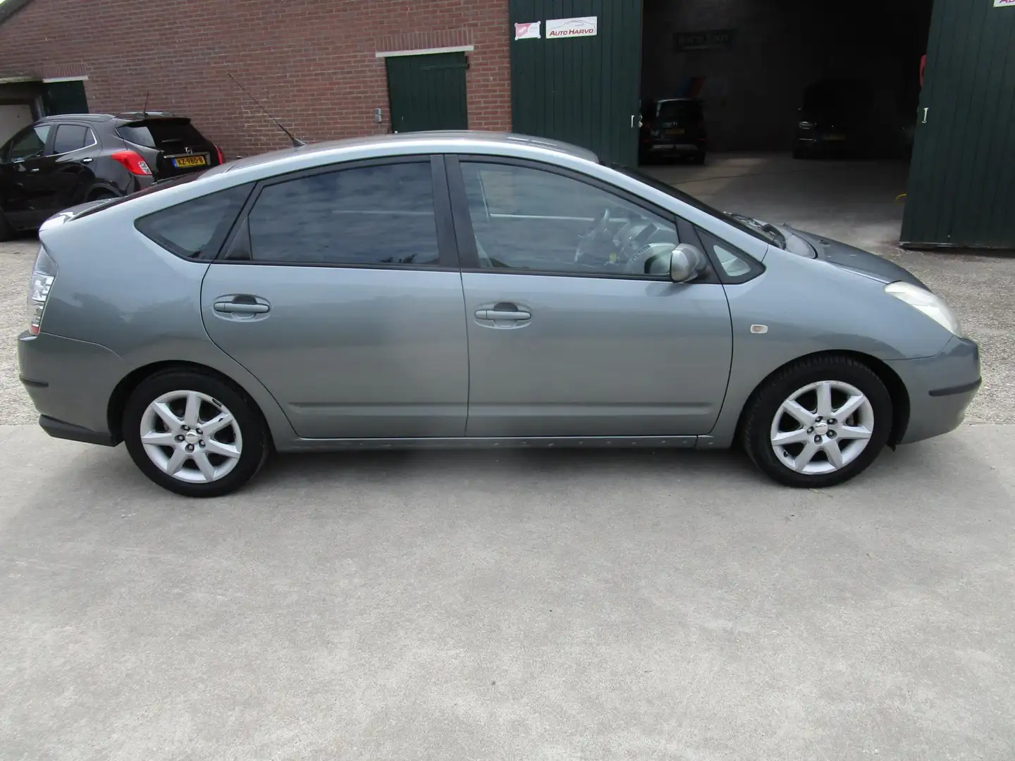 Toyota Prius 1.5 VVT-i Business Edition airco lm mooie auto Groen - 2
