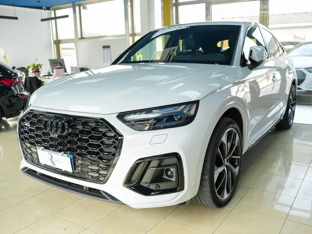 Audi Q5 view 3