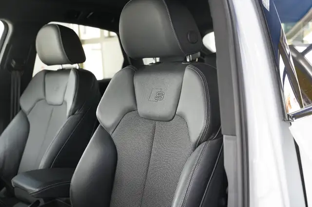 Audi Q5 view 10