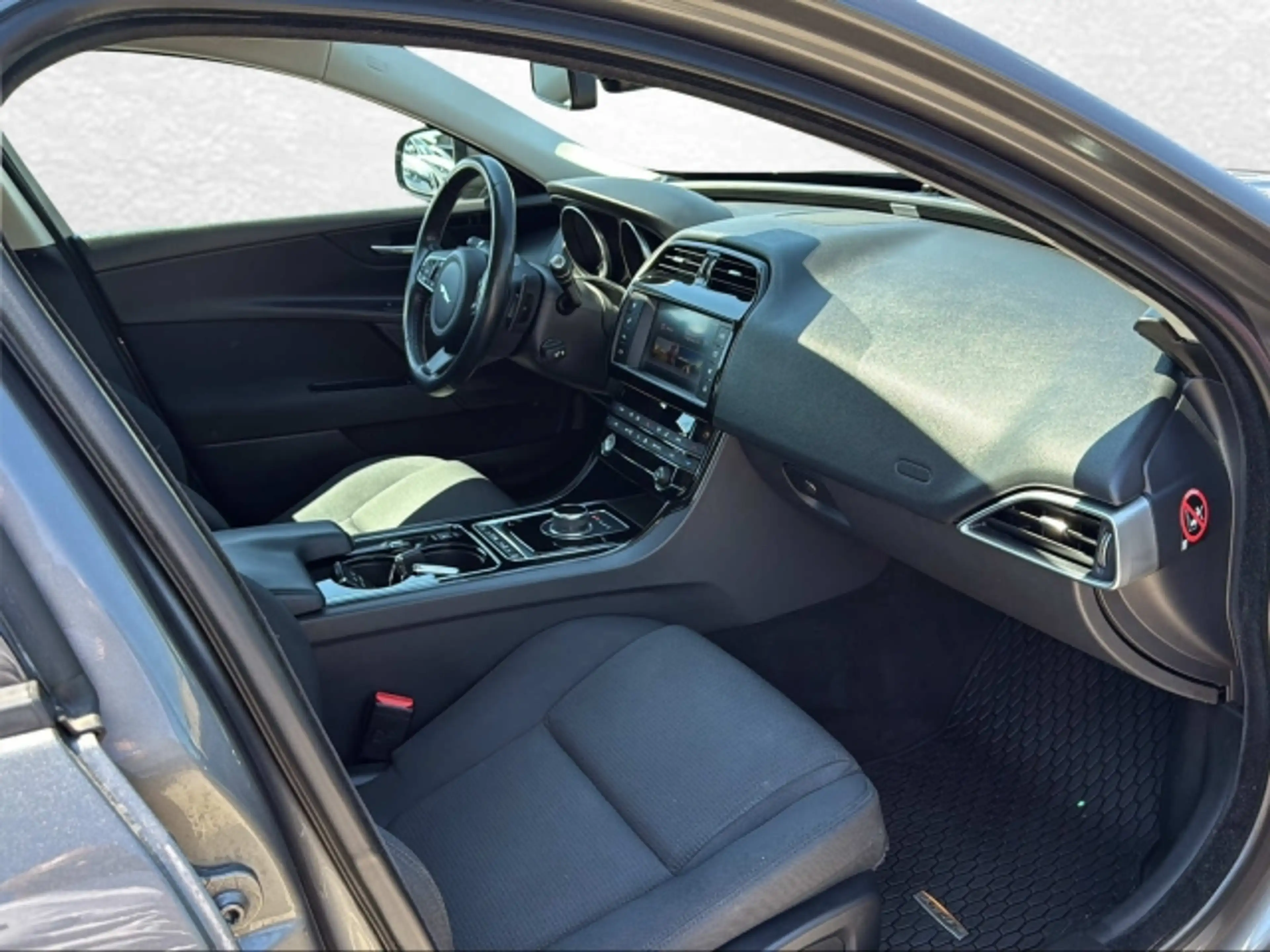 Jaguar XE 20d AWD AT Pure — photo 11