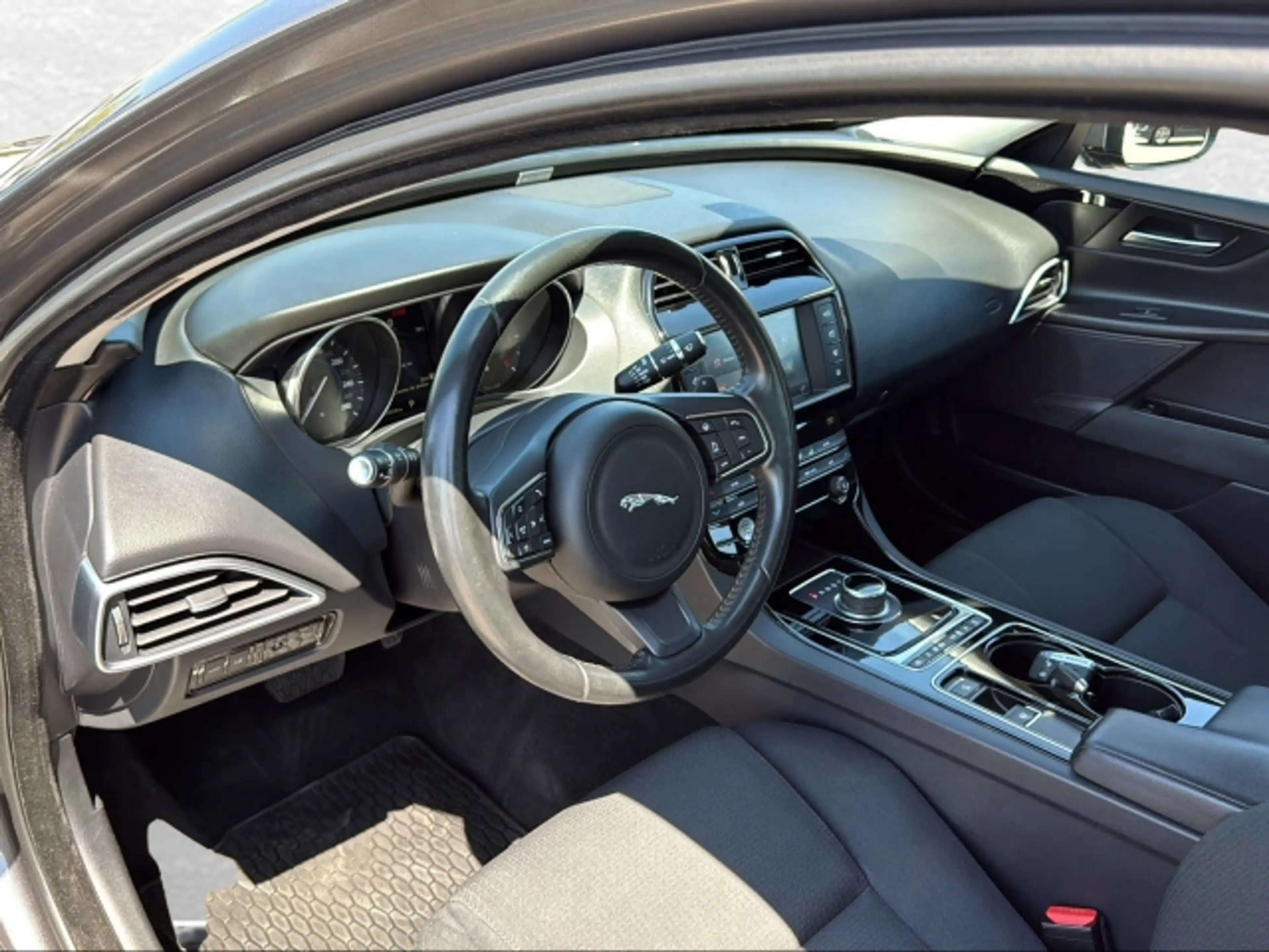 Jaguar XE 20d AWD AT Pure — photo 8