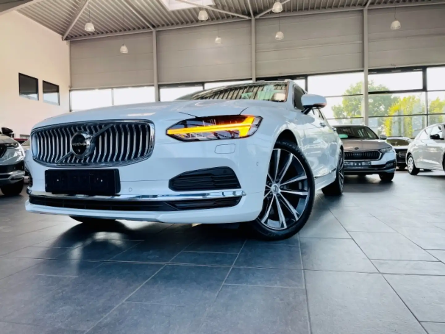 Volvo V90 Inscription ReCharge AWD T8 Pano Sunroof Harmann&K Weiß - 1