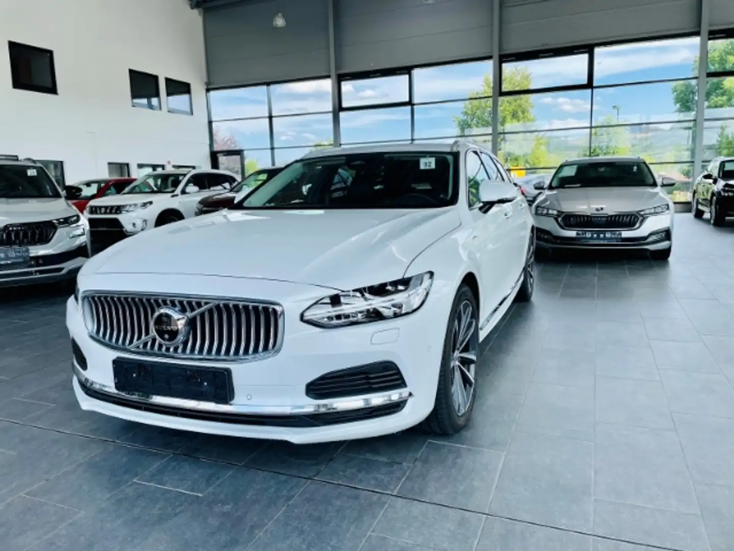 Volvo V90 Inscription ReCharge AWD T8 Pano Sunroof Harmann&K Weiß - 2