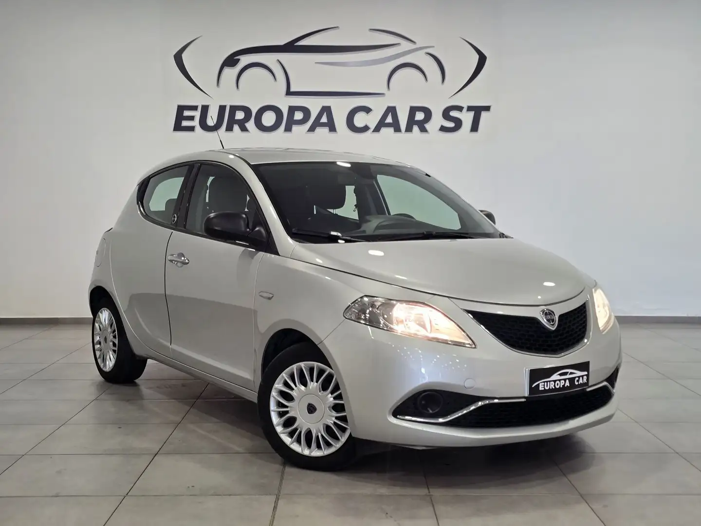 Lancia Ypsilon 1.2 69 CV 5 porte GPL Ecochic Gold Gris - 2