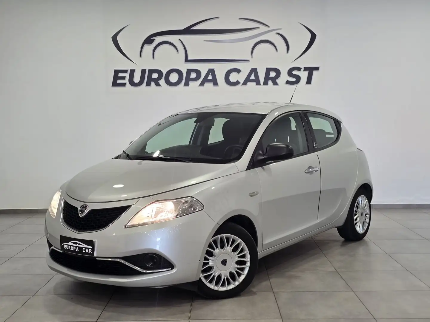 Lancia Ypsilon 1.2 69 CV 5 porte GPL Ecochic Gold Gris - 1