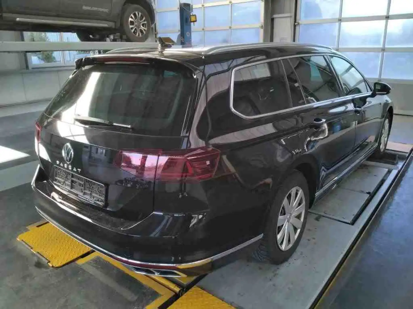 Volkswagen Passat Variant 2.0 TDI DSG R-Line STANDHZG AHK Schwarz - 2