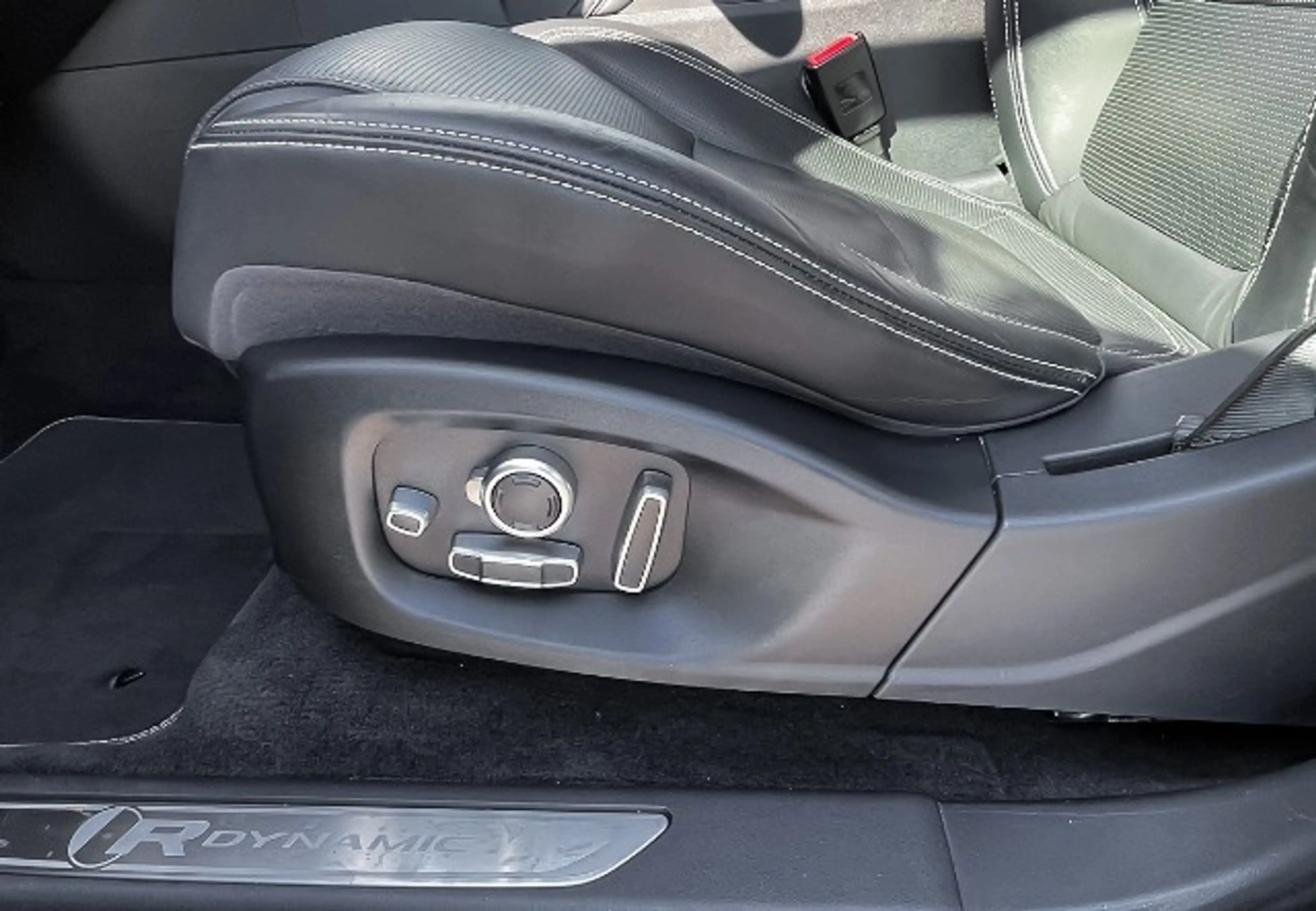 Jaguar E-Pace D240 R-Dynamic PANO SHZ NAVI RFK LED MERIDIAN — photo 11