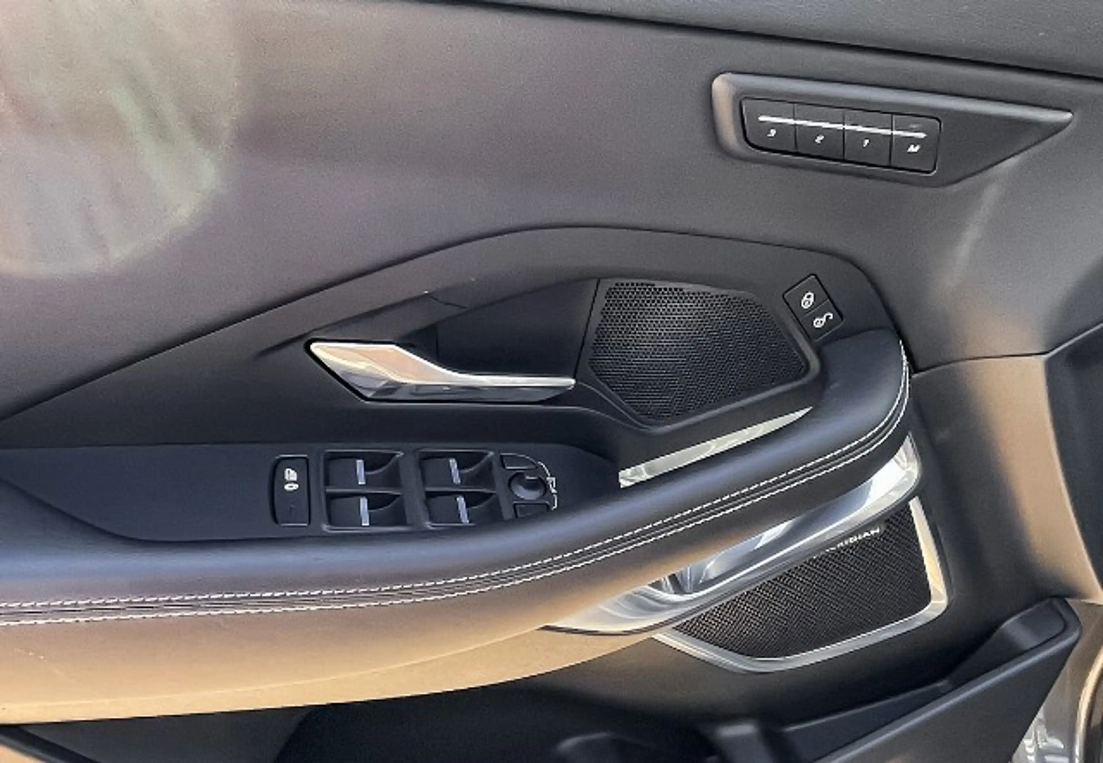 Jaguar E-Pace D240 R-Dynamic PANO SHZ NAVI RFK LED MERIDIAN — photo 9