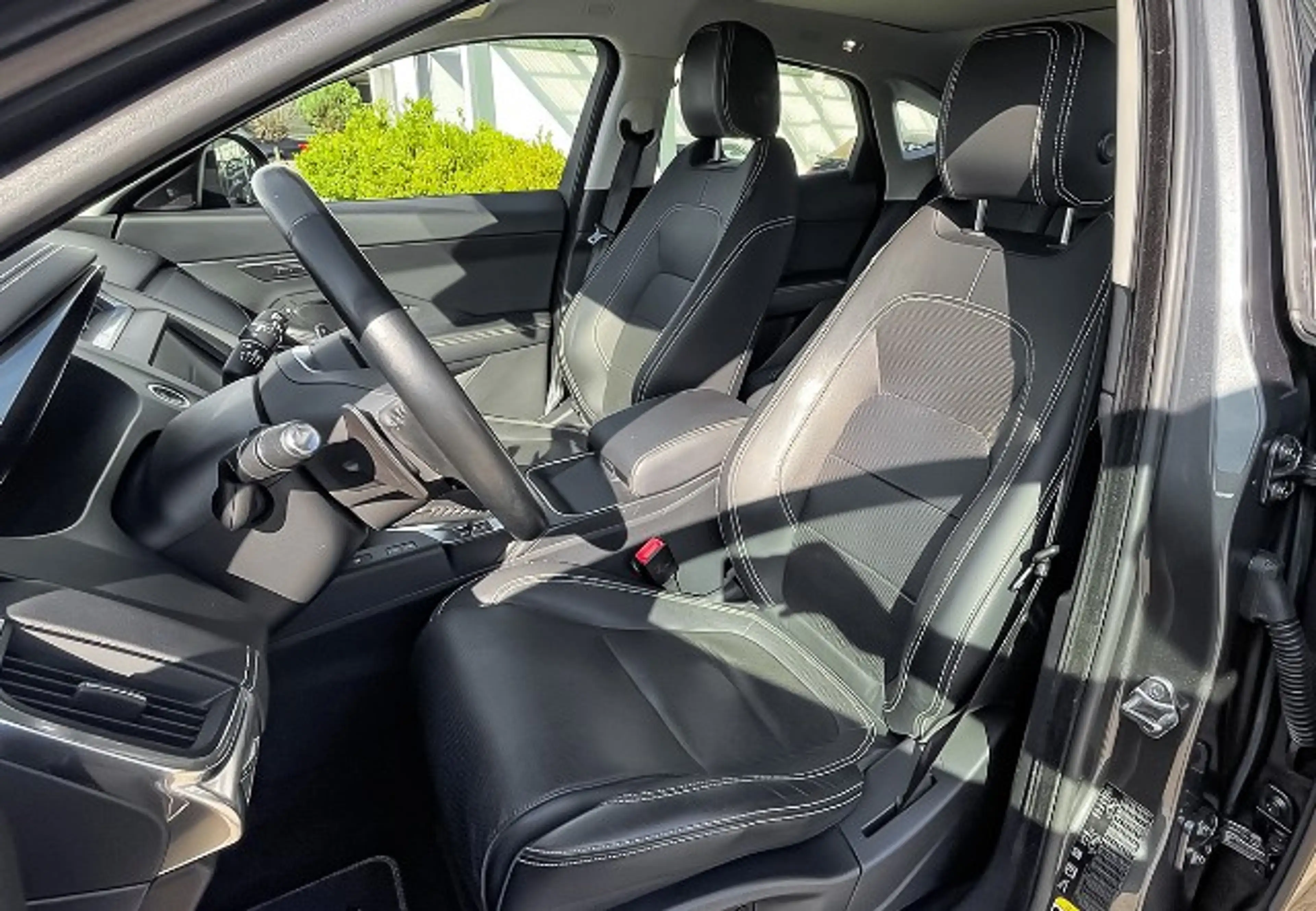 Jaguar E-Pace D240 R-Dynamic PANO SHZ NAVI RFK LED MERIDIAN — photo 10