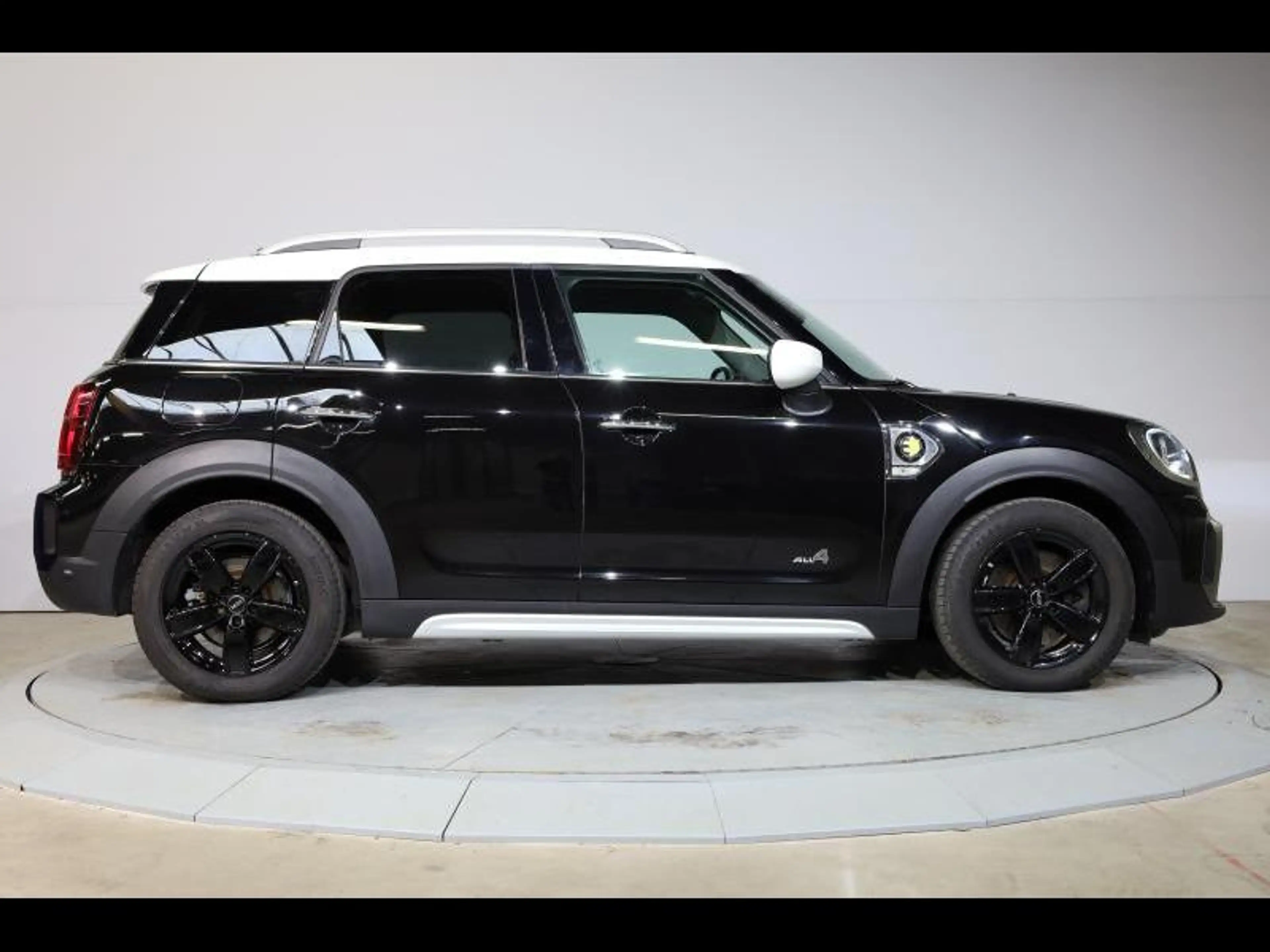 MINI Cooper SE Countryman ALL4 — photo 3