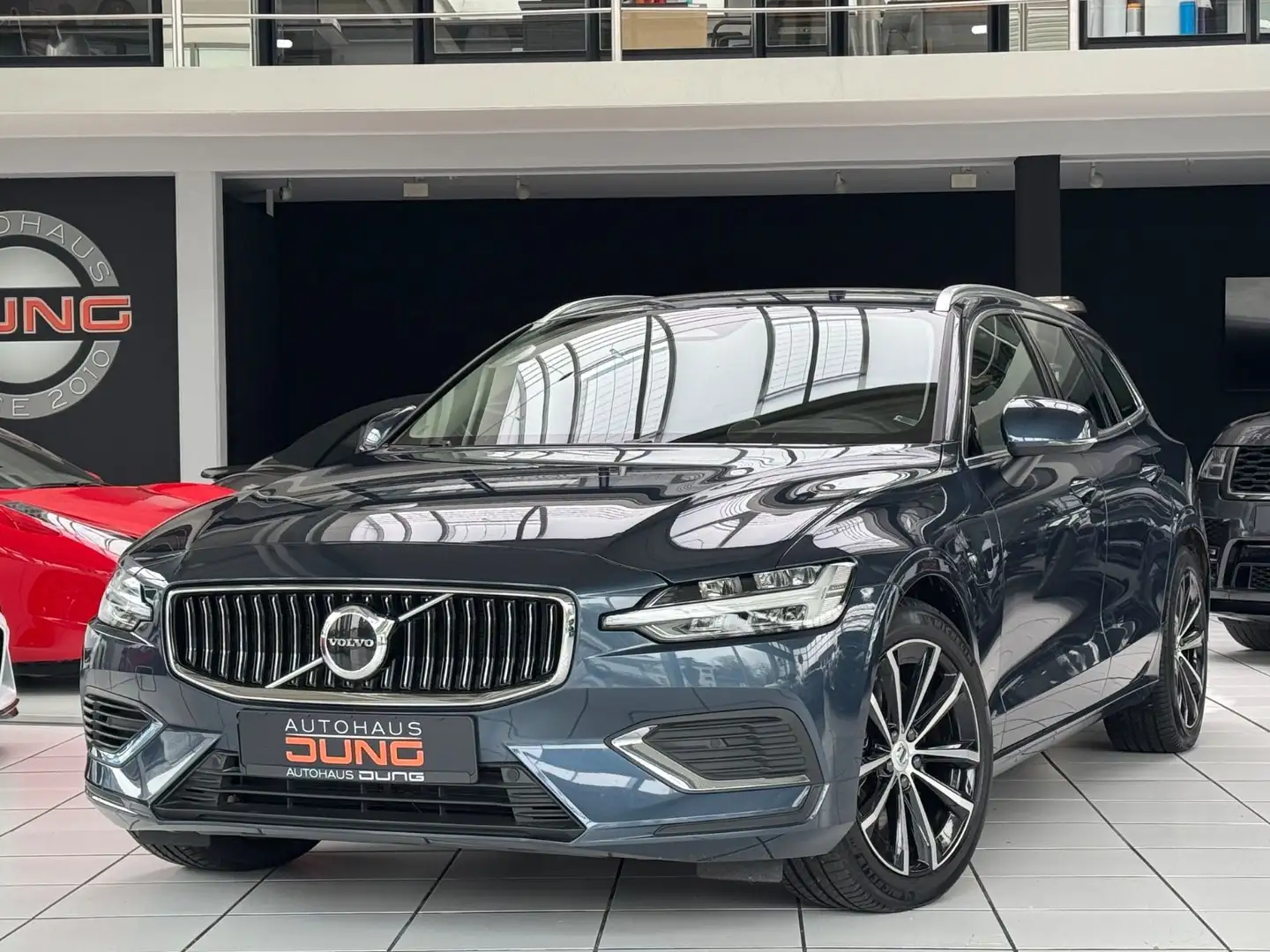 Volvo V60 Kombi Core Recharge Plug-In Hybrid AWD Blau - 1
