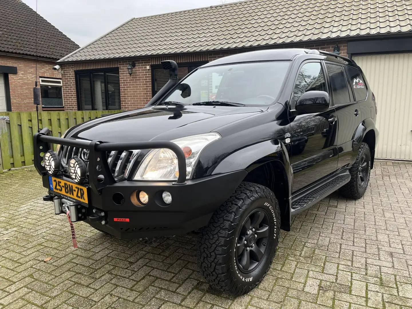 Toyota Land Cruiser 3.0 D-4D Executive HR Blind Van - 2