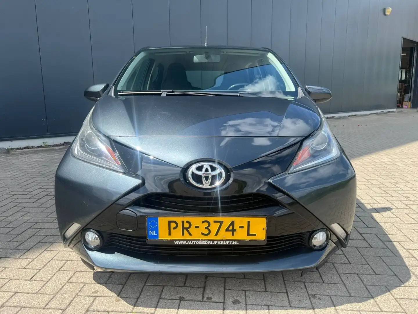 Toyota Aygo 1.0 VVT-i x-play Grijs - 2