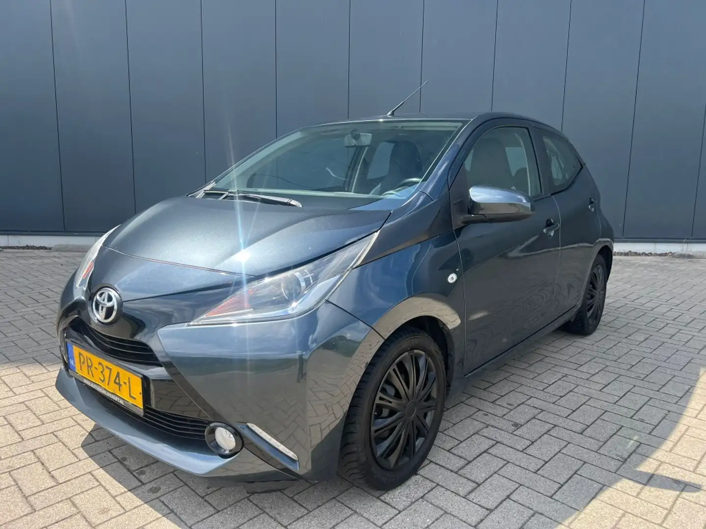 Toyota Aygo 1.0 VVT-i x-play Grijs - 1