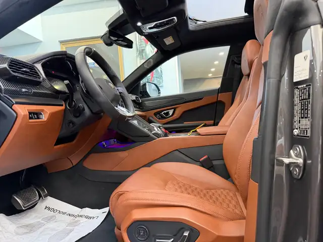 Lamborghini Urus view 7
