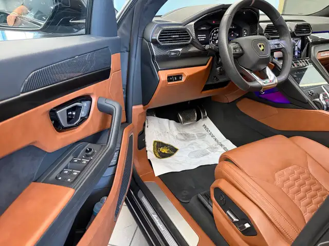 Lamborghini Urus view 8