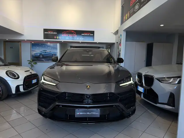 Lamborghini Urus view 3