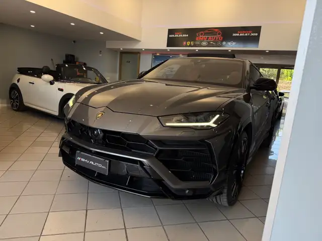 Lamborghini Urus view 2