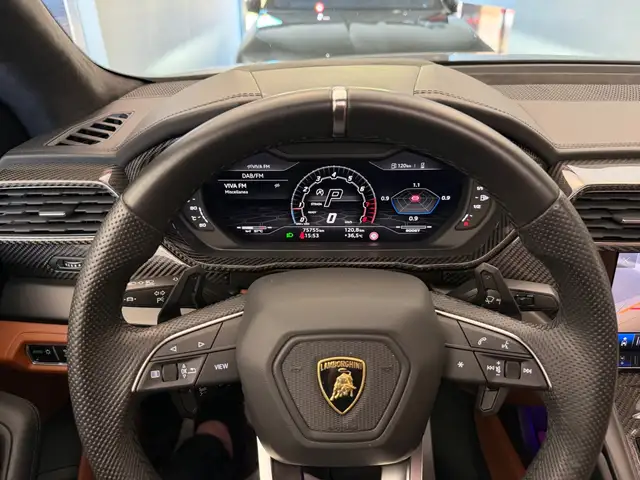 Lamborghini Urus view 6