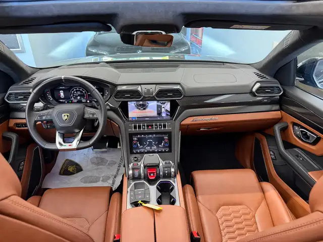 Lamborghini Urus view 9