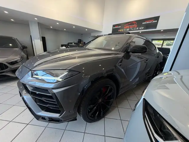 Lamborghini Urus view 4