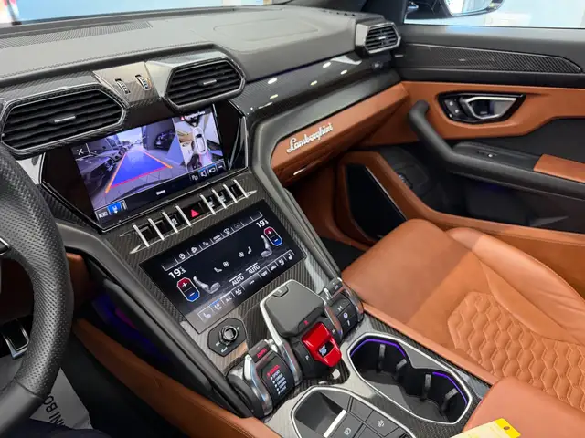 Lamborghini Urus view 5