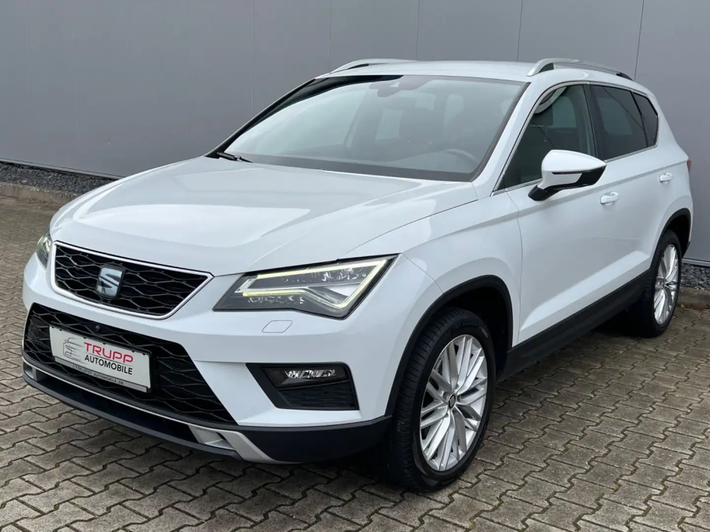SEAT Ateca Xcellence 1.5TSI/LED/AHK/360°/NAVI/SHZ/ACC Weiß - 2