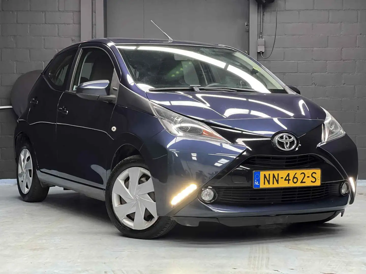 Toyota Aygo 1.0 VVT-i x-play|Cruise|Airco|5-DRS|Camera|Navi|Be Blauw - 1