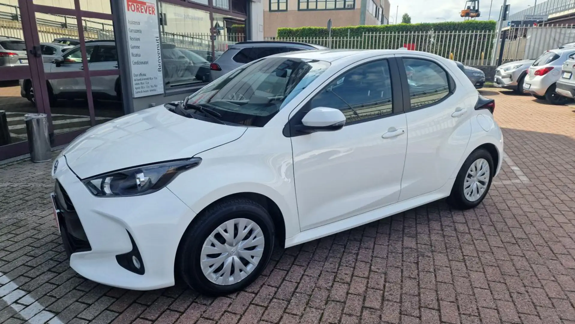Toyota Yaris 1.0 5 porte Active Blanc - 1