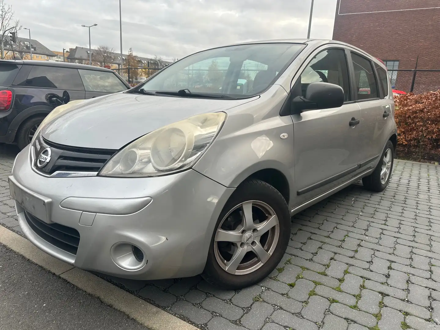 Nissan Note 1.4i Acenta + Launch Pack Grau - 1