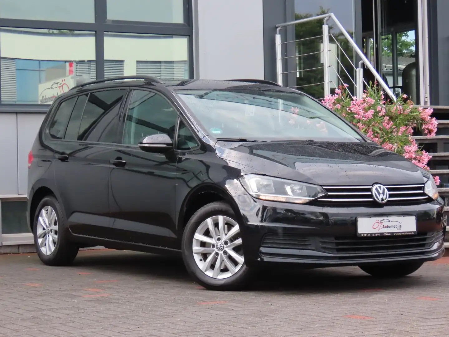 Volkswagen Touran 1.6 TDI SCR Comfortline Massage Kamera Černá - 2