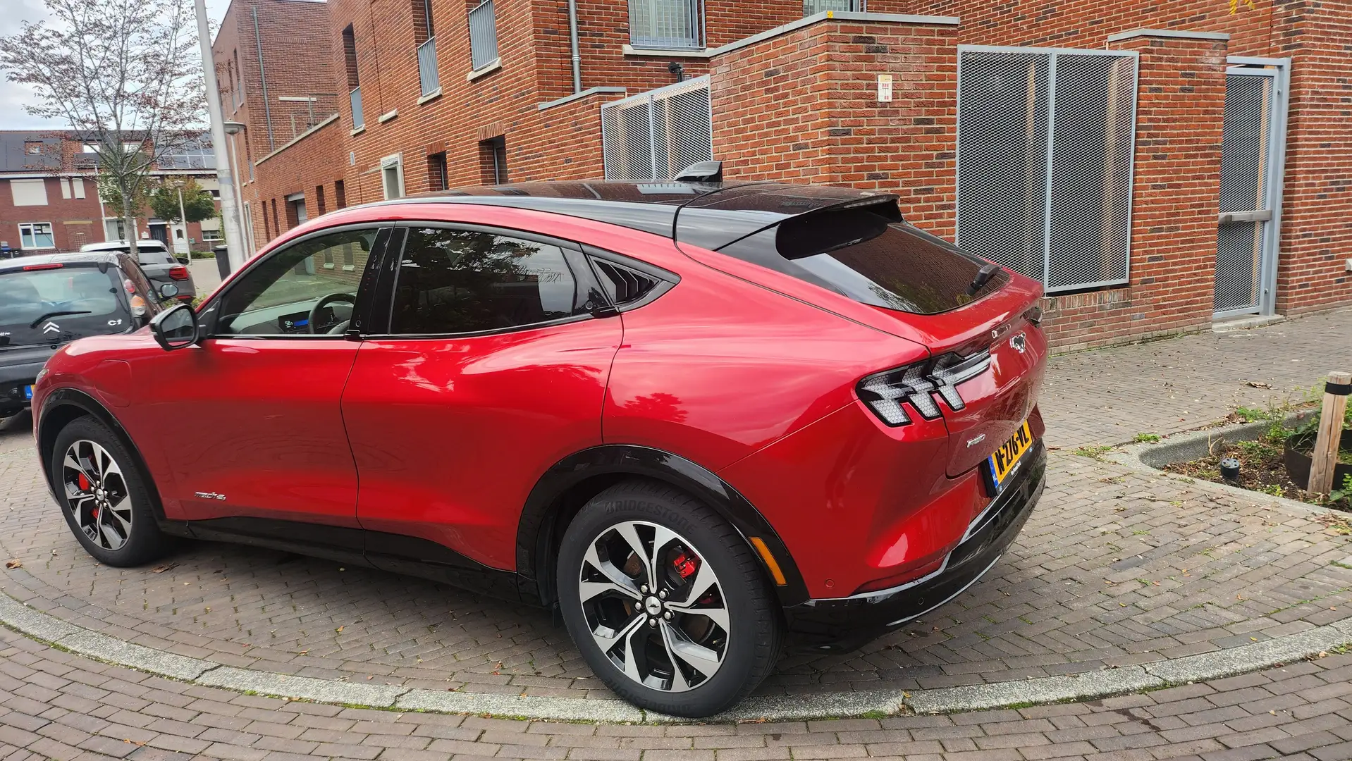 Ford Mustang Mach-E Mustang Mach-E AWD 75 kWh Červená - 1