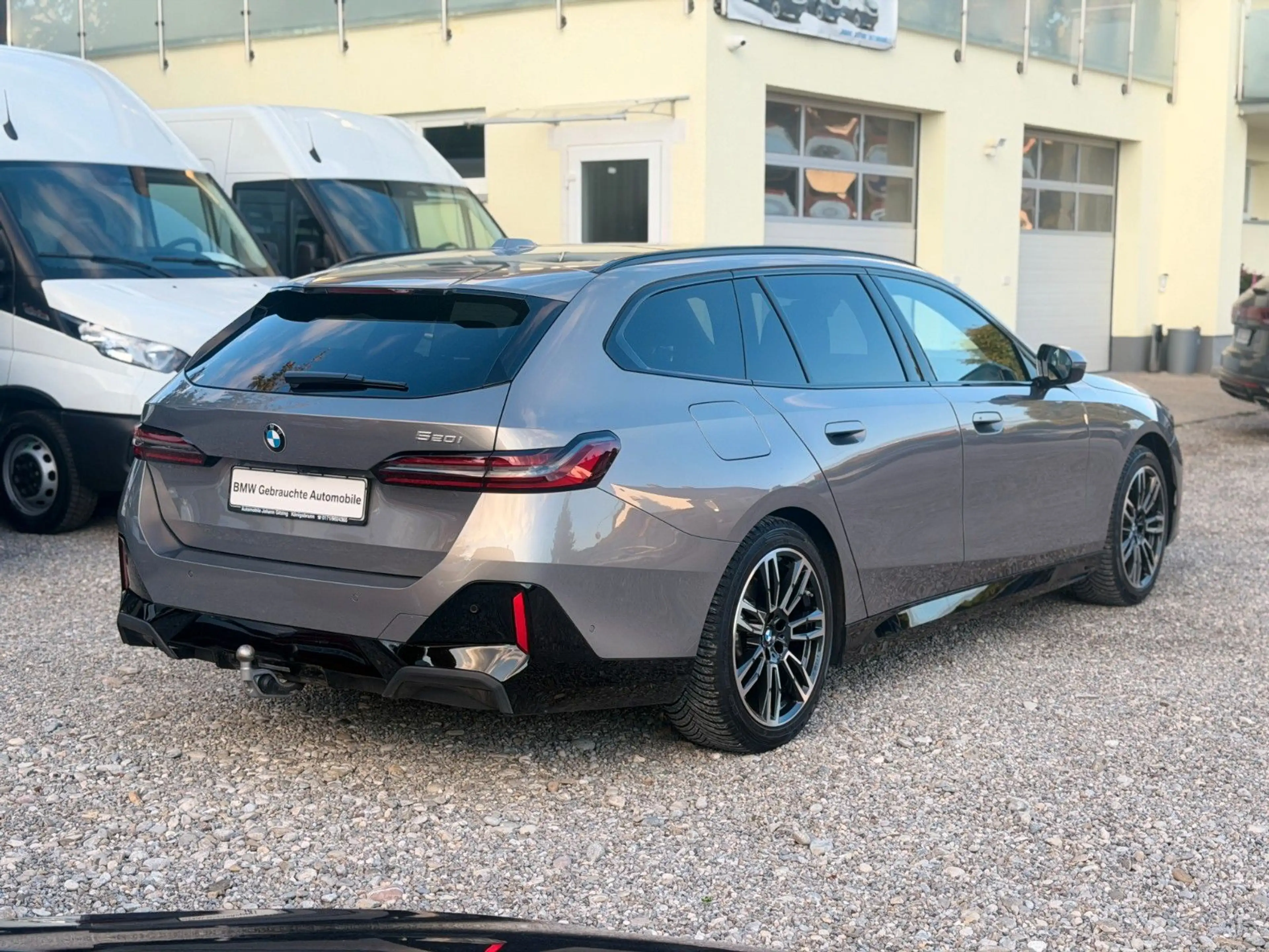 BMW 520 i Tour M PRO Shadow Iconic B&W Pano AHK Stand — photo 13