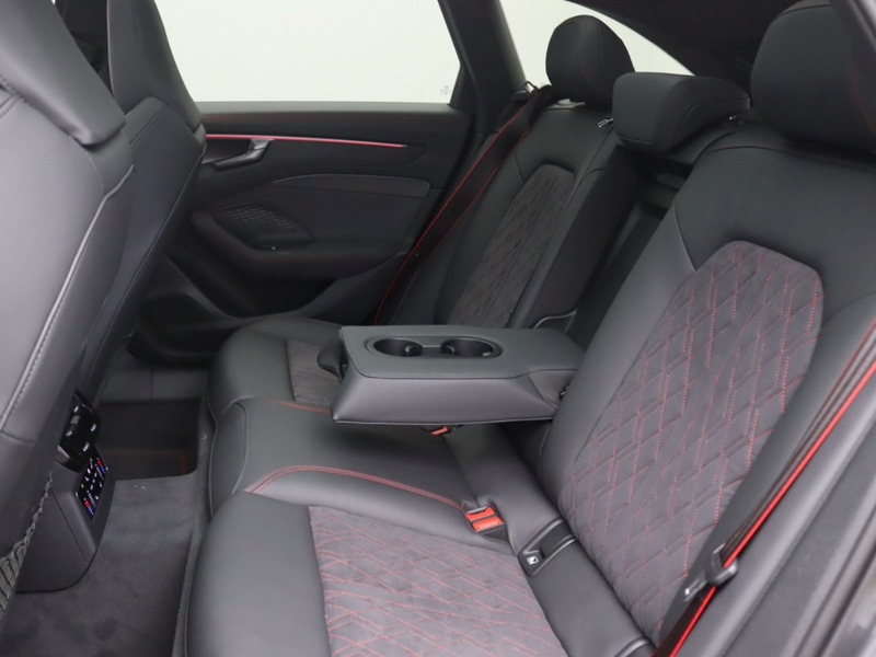 Audi A6 Avant 2.0 TFSI e-hybrid quattro 270 kW edition one — photo 11