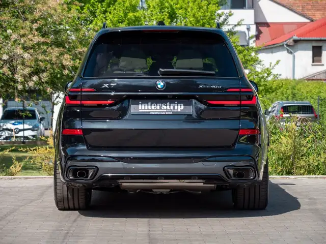 BMW X7 view 5