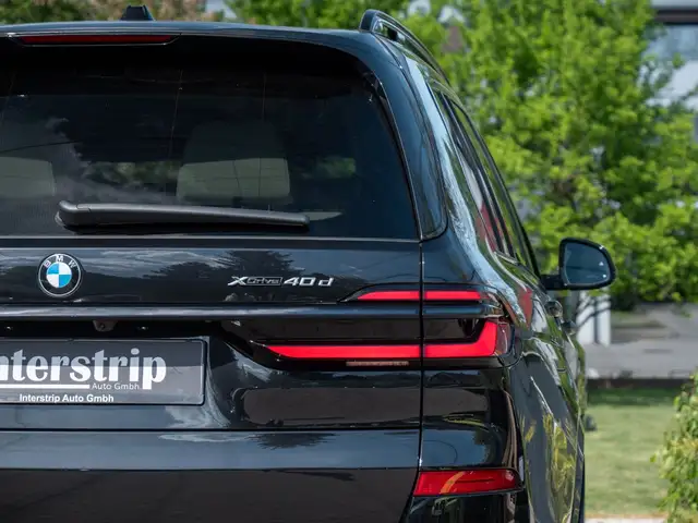 BMW X7 view 8