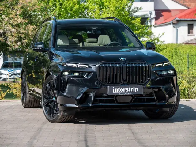 BMW X7 view 3