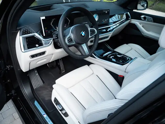 BMW X7 view 11