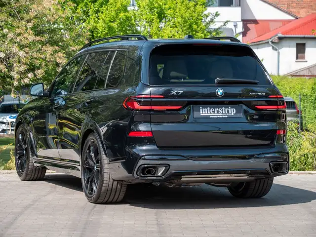BMW X7 view 4
