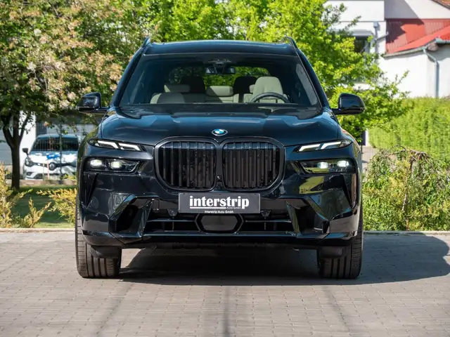 BMW X7 view 2