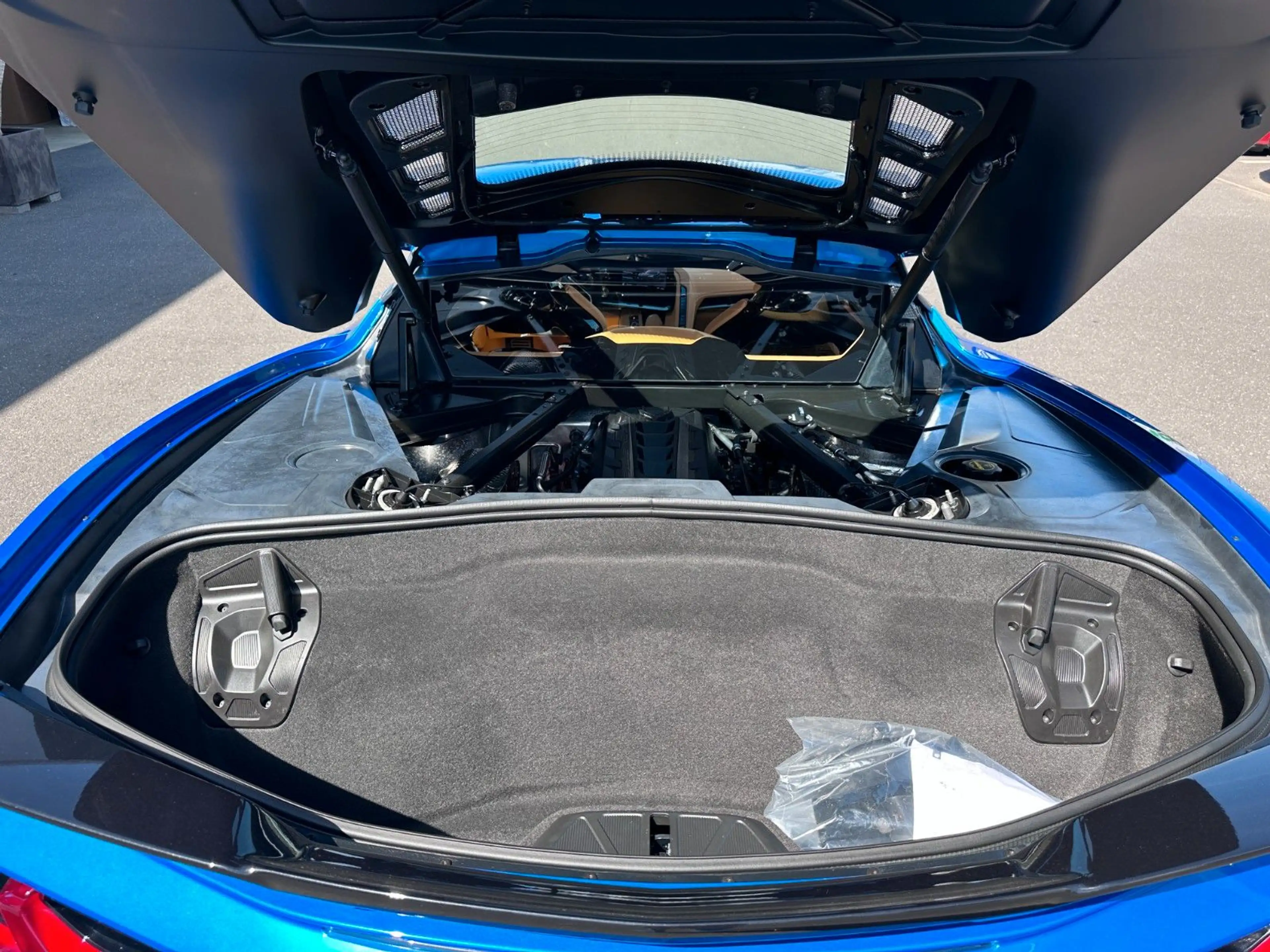 Corvette C8 3LT EU FRONT LIFT MAG RIDE SUEDE INT. CARBON — photo 11