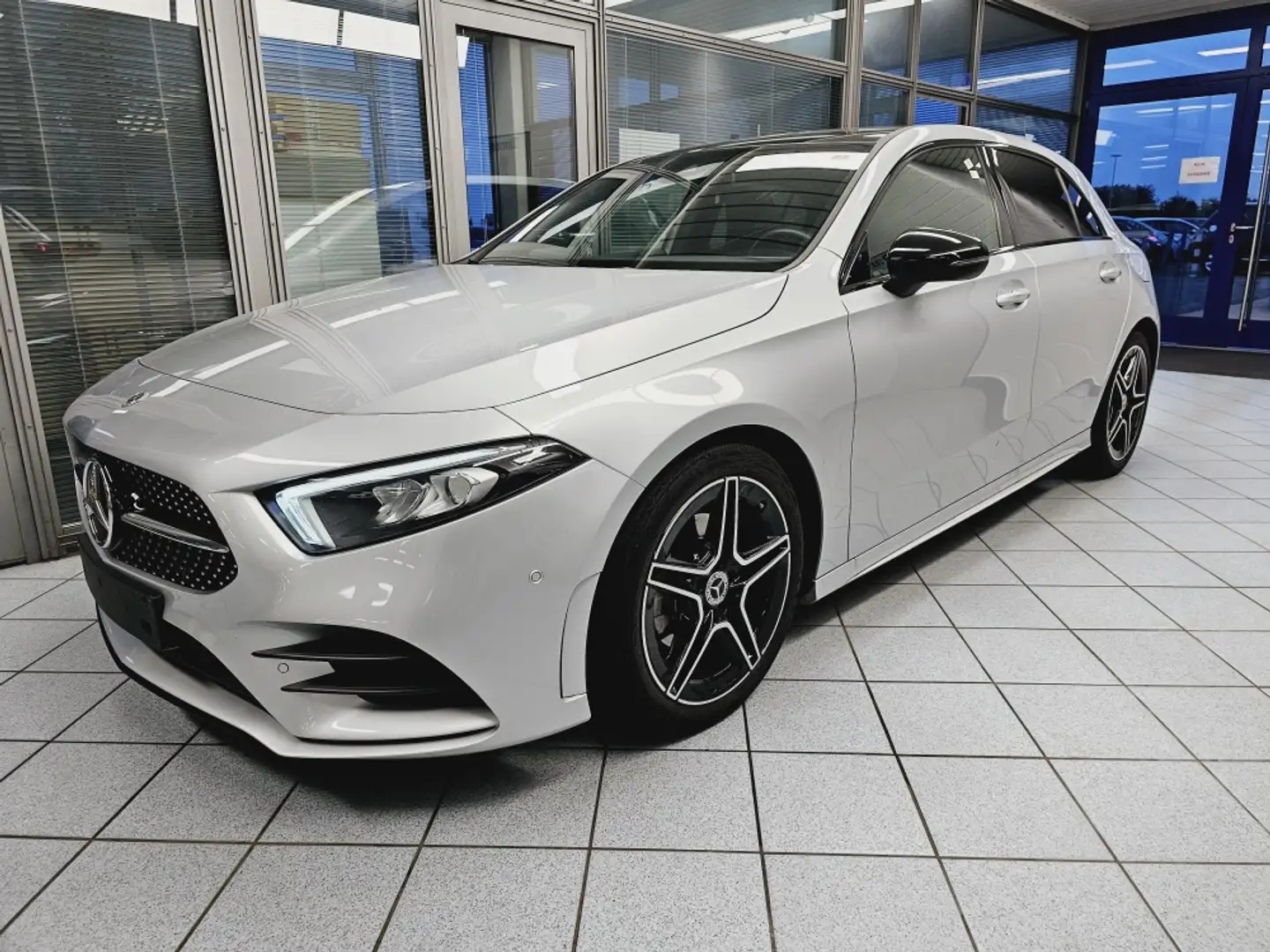 Mercedes-Benz A 200 AMG Line Navi,Pano-SD,Parkassi+Kamera,SHZ Argent - 2