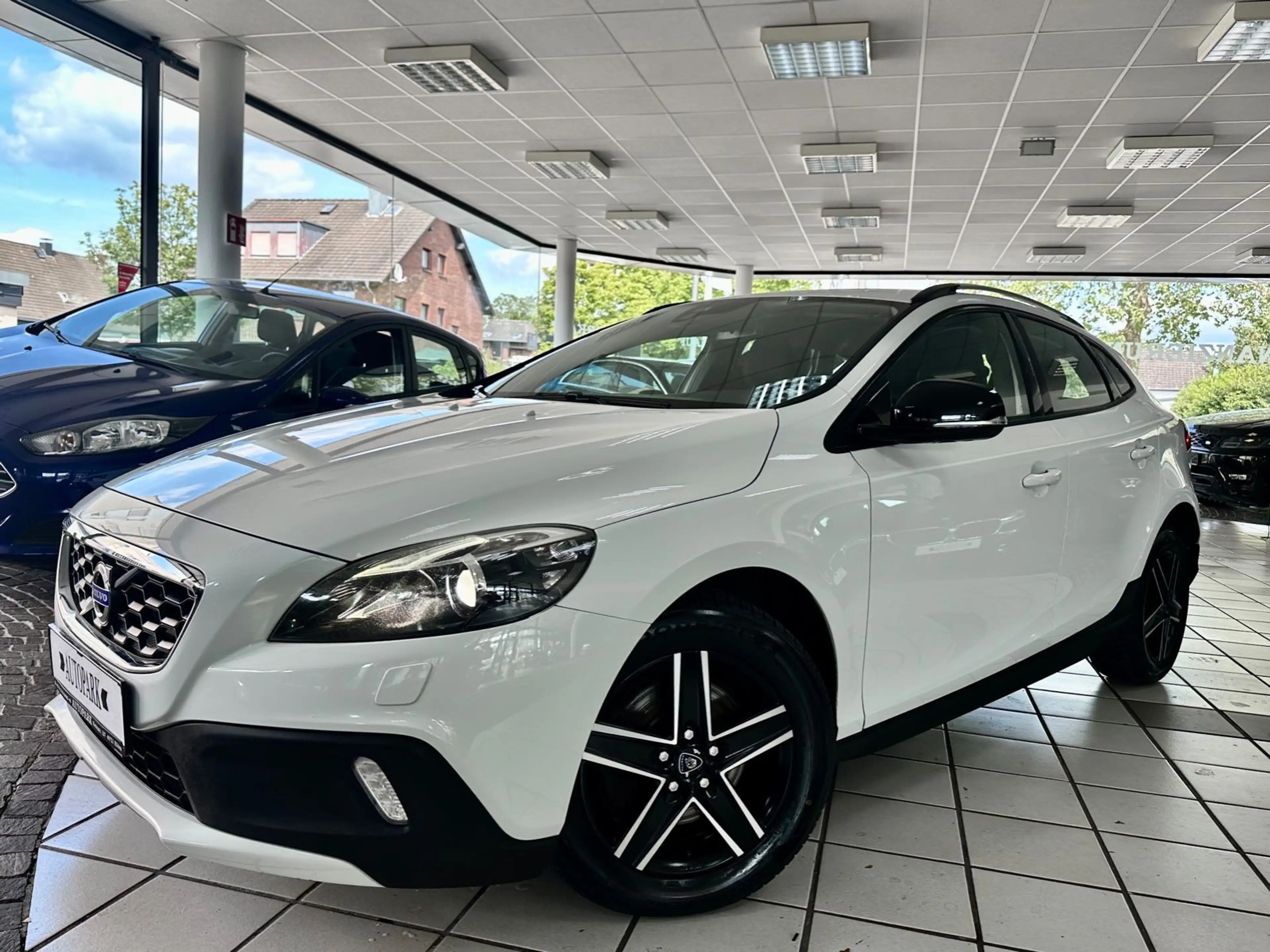 Volvo V40 Cross Country Aut. You! Navi Xenon LED 1HD! — photo 5