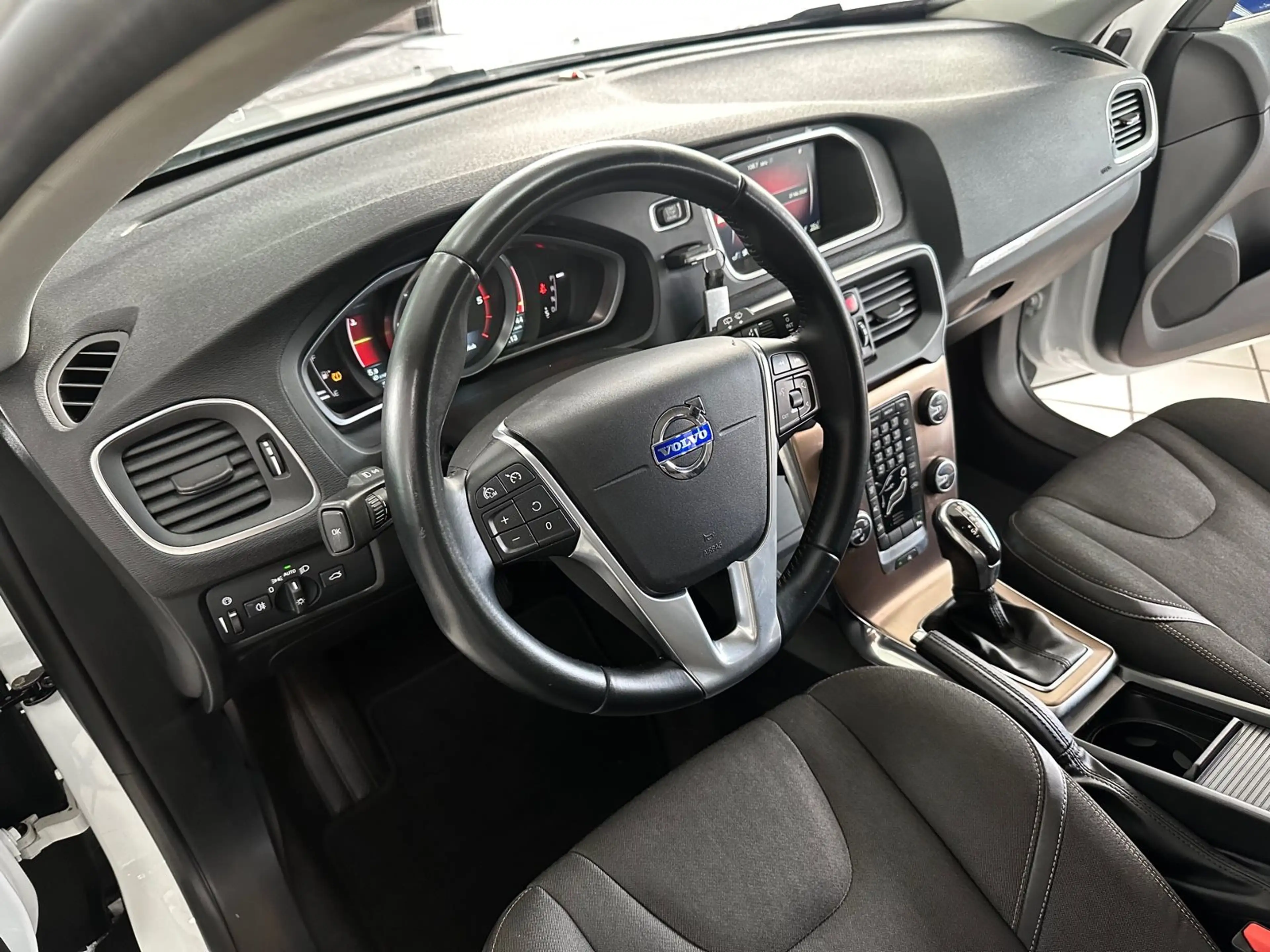 Volvo V40 Cross Country Aut. You! Navi Xenon LED 1HD! — photo 15