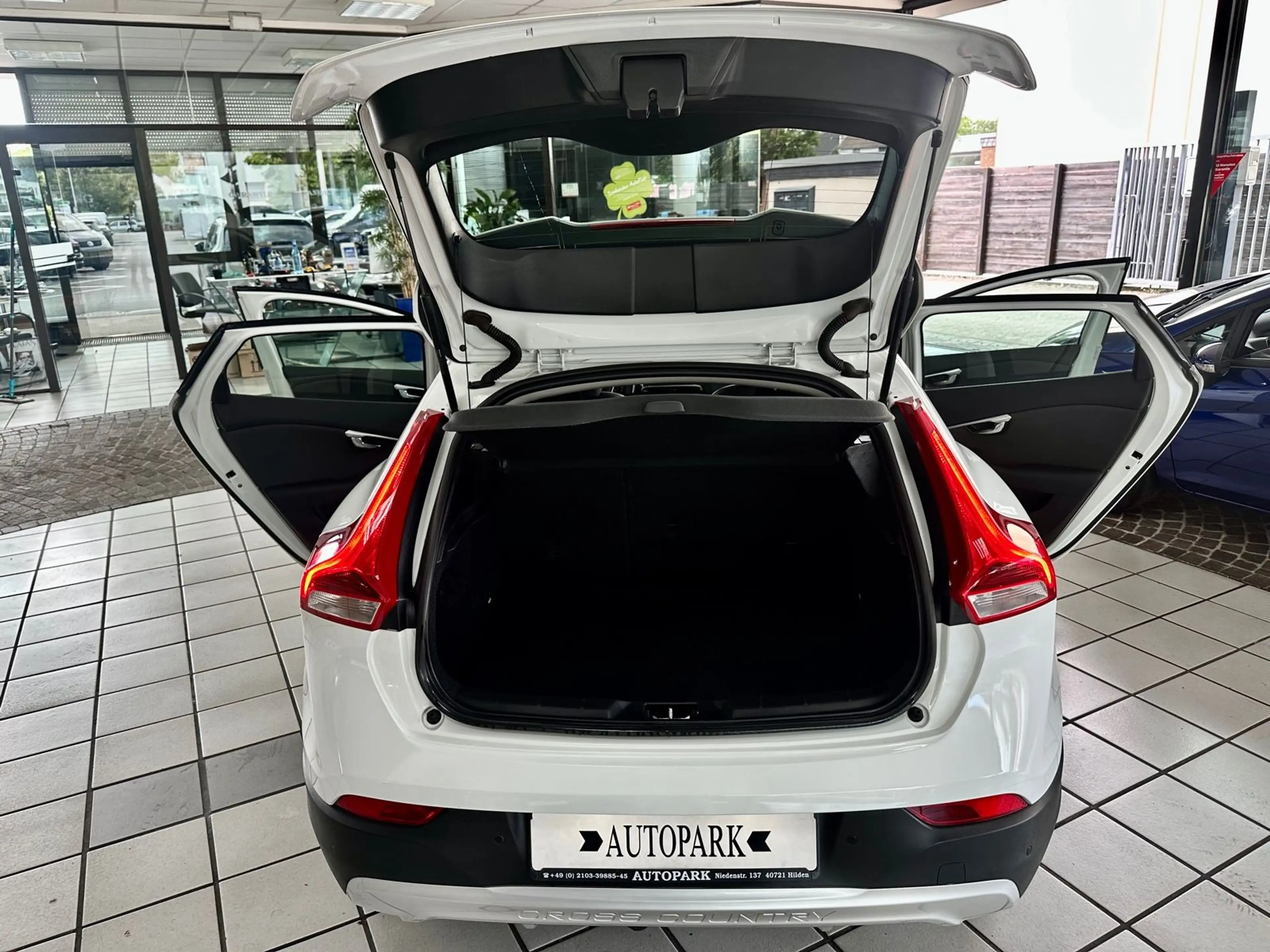Volvo V40 Cross Country Aut. You! Navi Xenon LED 1HD! — photo 12