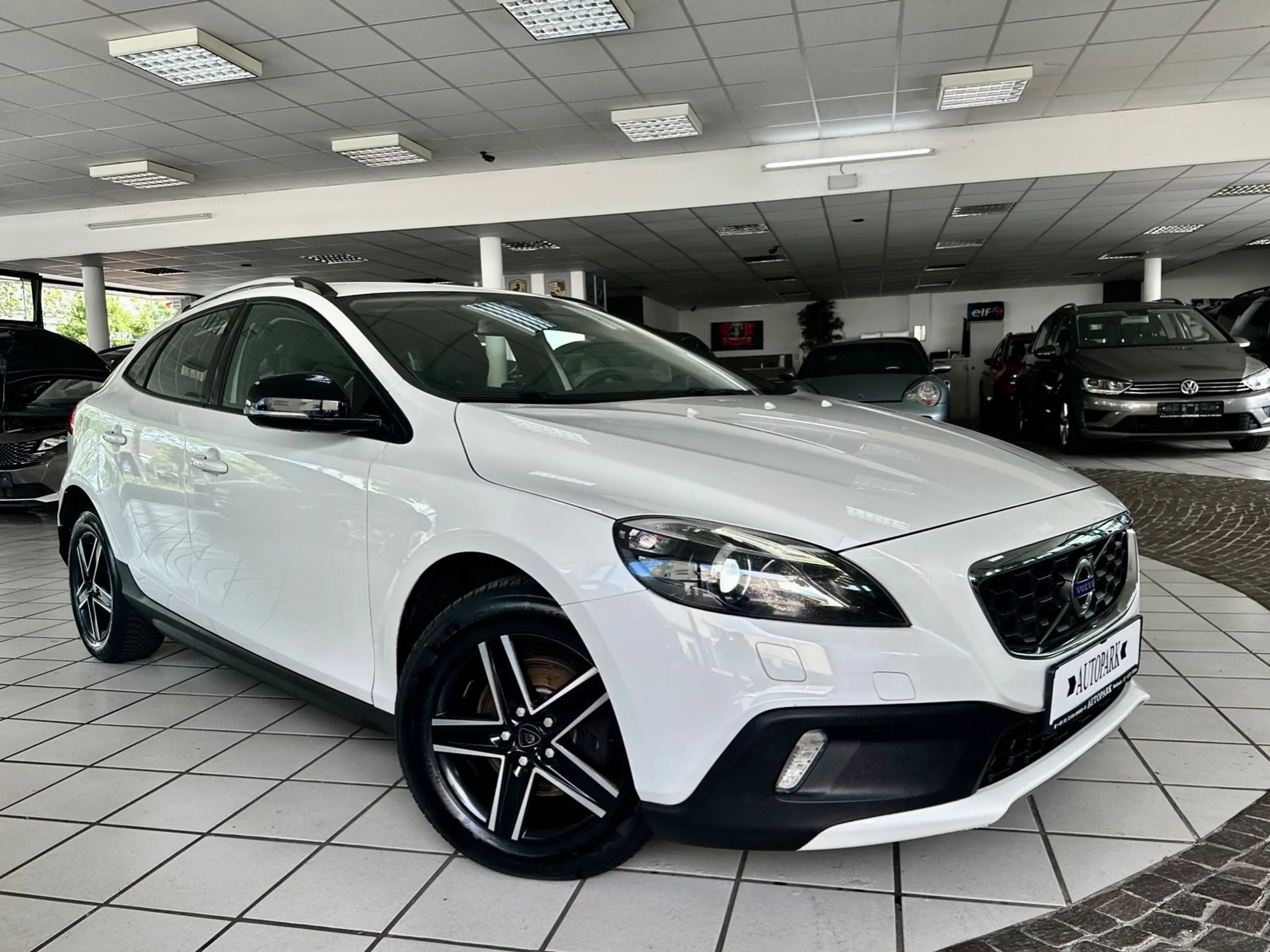 Volvo V40 Cross Country Aut. You! Navi Xenon LED 1HD! — photo 3
