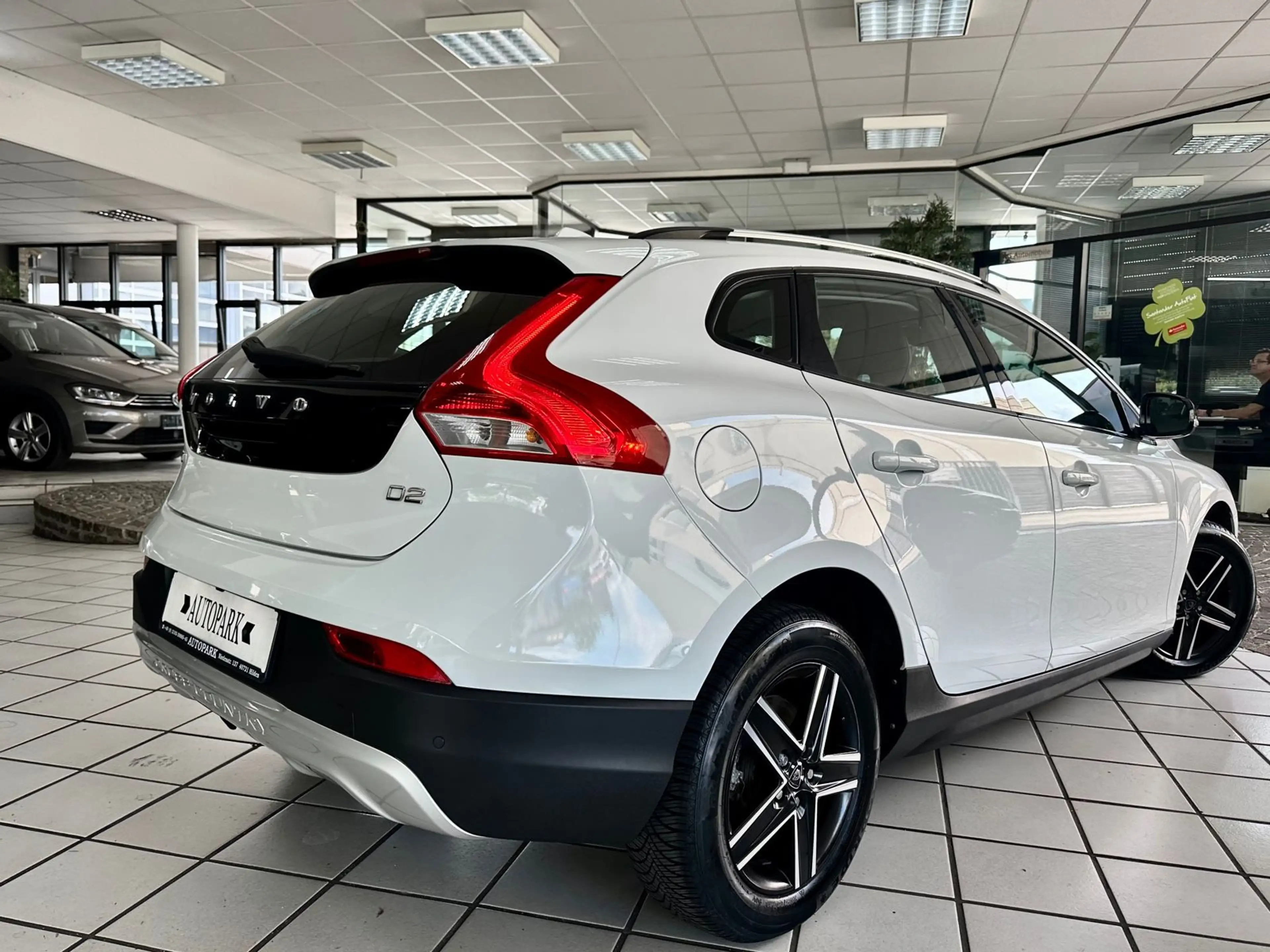Volvo V40 Cross Country Aut. You! Navi Xenon LED 1HD! — photo 6