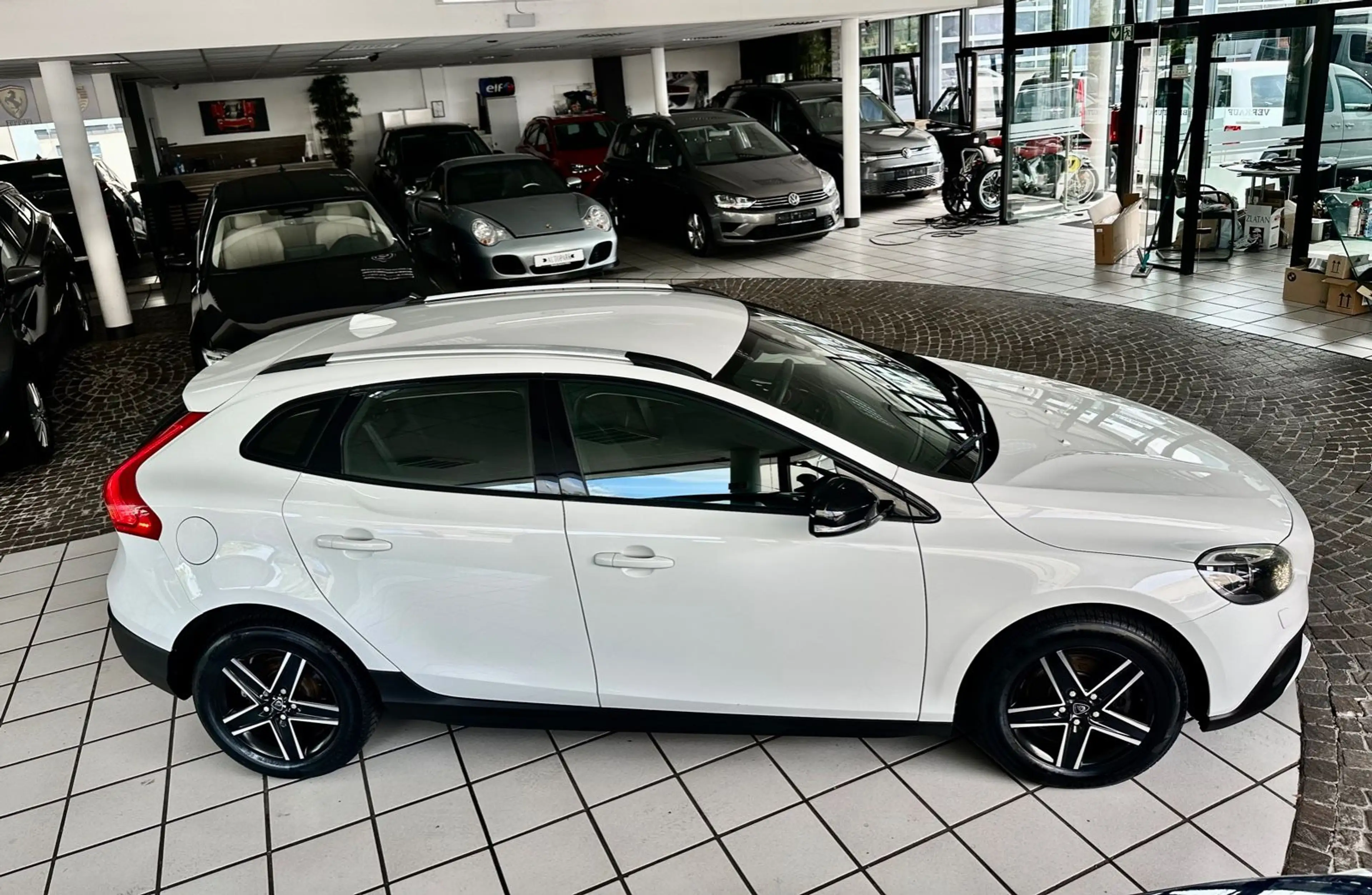 Volvo V40 Cross Country Aut. You! Navi Xenon LED 1HD! — photo 9